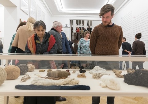 Gespräch in der Ausstellung DER ROTE FADEN, Weltkulturen Museum 2016