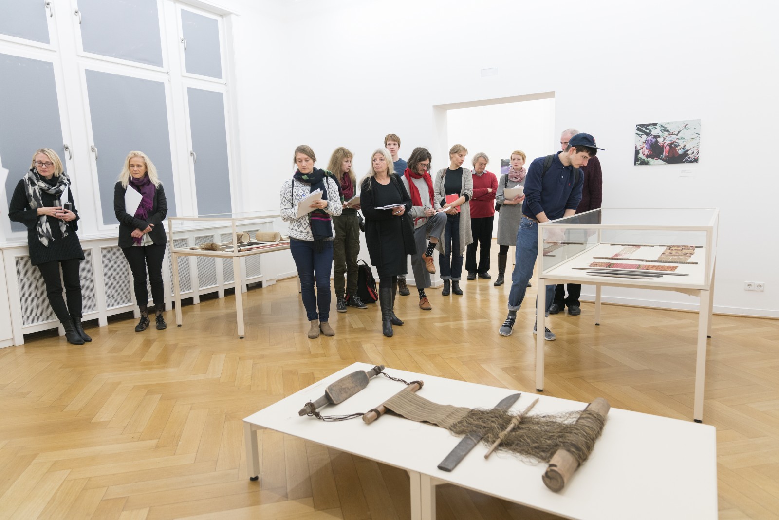 Besucher in der Ausstellung DER ROTE FADEN, Weltkulturen Museum 2016. Foto: Wolfgang Günzel