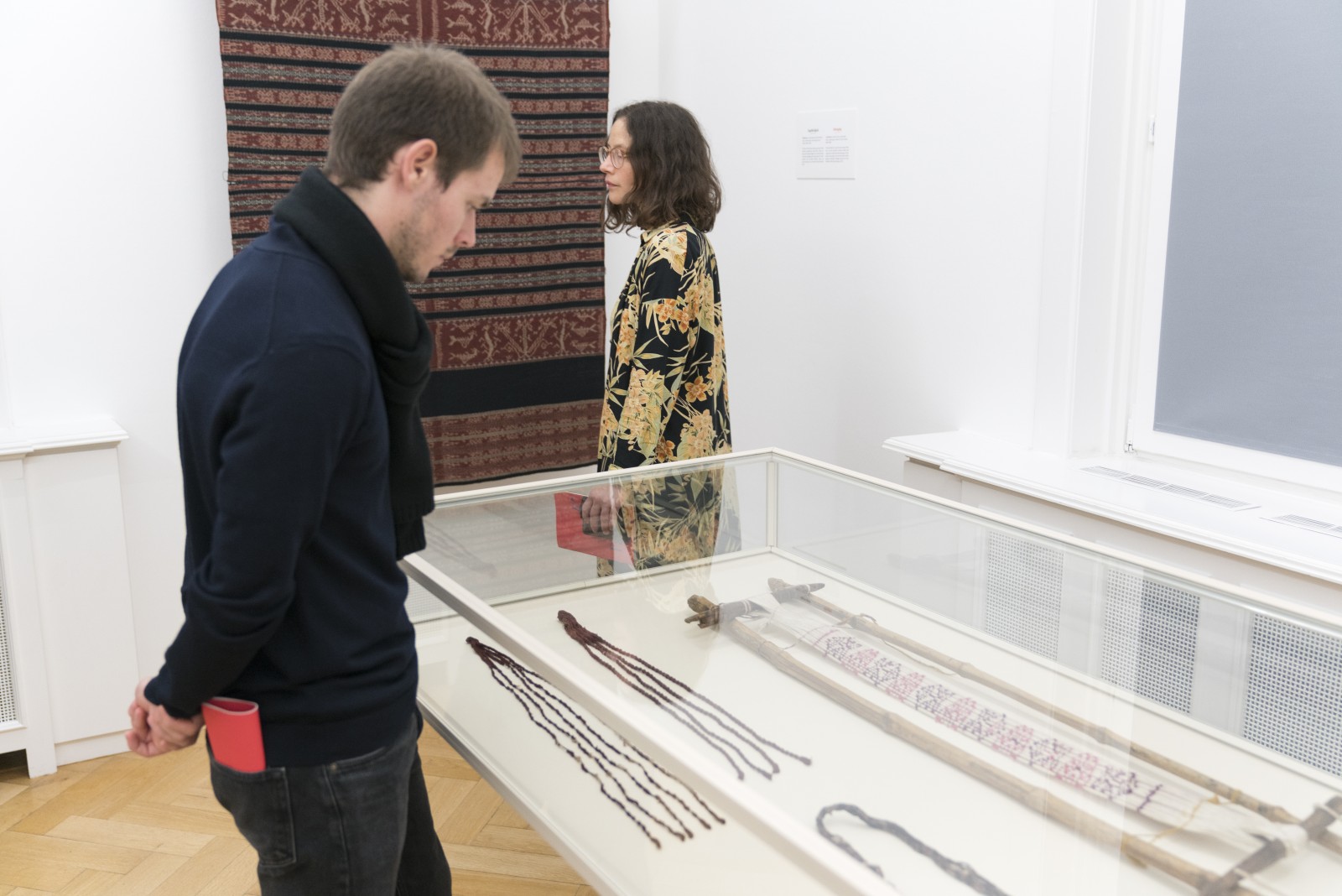 Führung in der Ausstellung DER ROTE FADEN, Weltkulturen Museum 2016