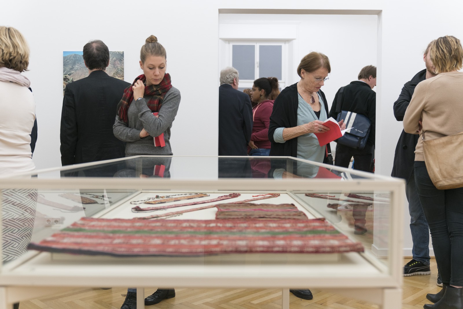 Gespräch in der Ausstellung DER ROTE FADEN, Weltkulturen Museum 2016