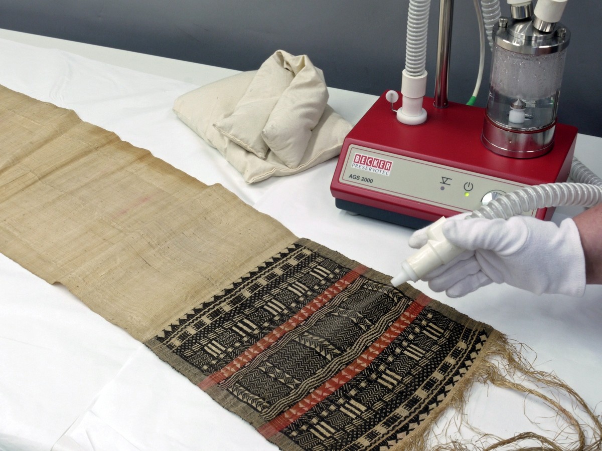 Glätten von Kleidmatte mit Ultraschallvernebler. Foto: Weltkulturen Museum