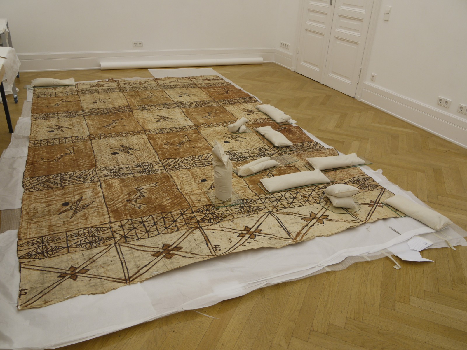 Großer Rindenbaststoff während der Restaurierung, Tonga, Polynesien, Sammlung Weltkulturen Museum. Foto: Weltkulturen Museum