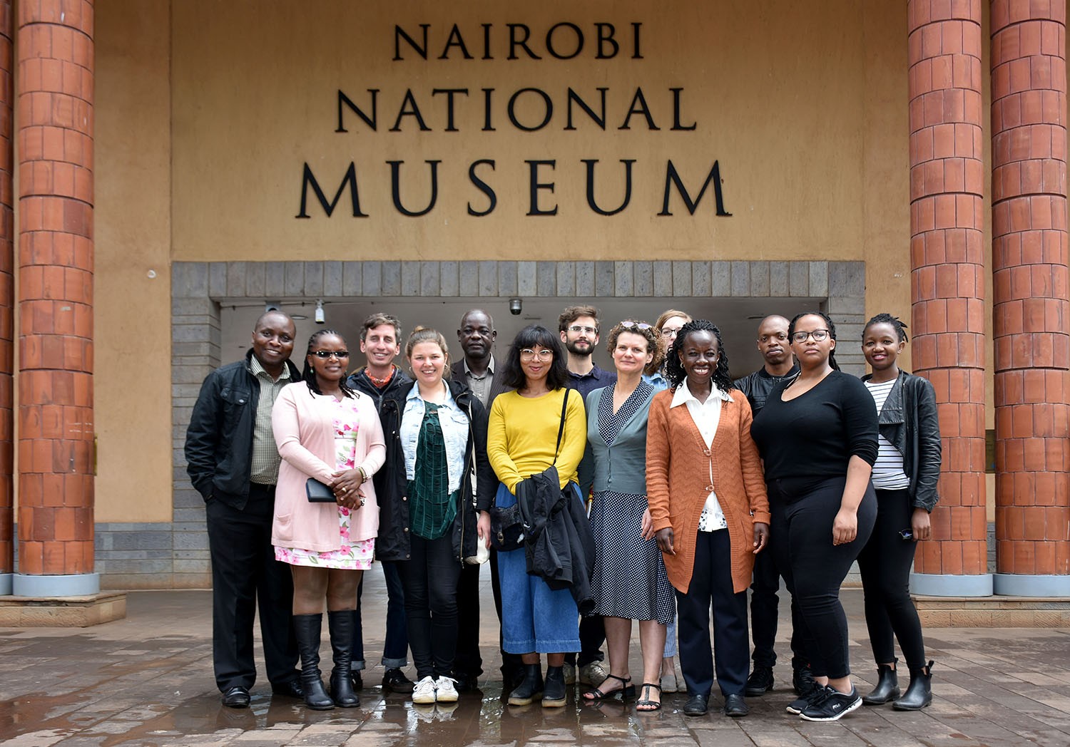 Vom 25.11. bis 29.11.2019 fand ein einwöchiger IIP-Workshop aller Projektbeteiligten in Nairobi statt. Vlnr: George Juma Ondeng‘ (NMK), Njeri Gachihi (NMK), Sam Hopkins (Künstler, SHIFT Kollektiv), Anisha Soff (Goethe-Institut Nairobi), Philemon Nyamanga (NMK), Marian Nur Goni (Wissenschaftlerin, SHIFT Kollektiv), Simon Rittmeier (Künstler, SHIFT Kollektiv), Clara Himmelheber (Rautenstrauch-Joest-Museum, Köln), Leonie Neumann (Weltkulturen Museum, Frankfurt a.M.), Lydia Nafula (NMK), Jim Chuchu (The Nest Collective), Njoki Ngumi (The Nest Collective), Sheila Akwany (Goethe-Institut Nairobi) Foto: National Museums of Kenya