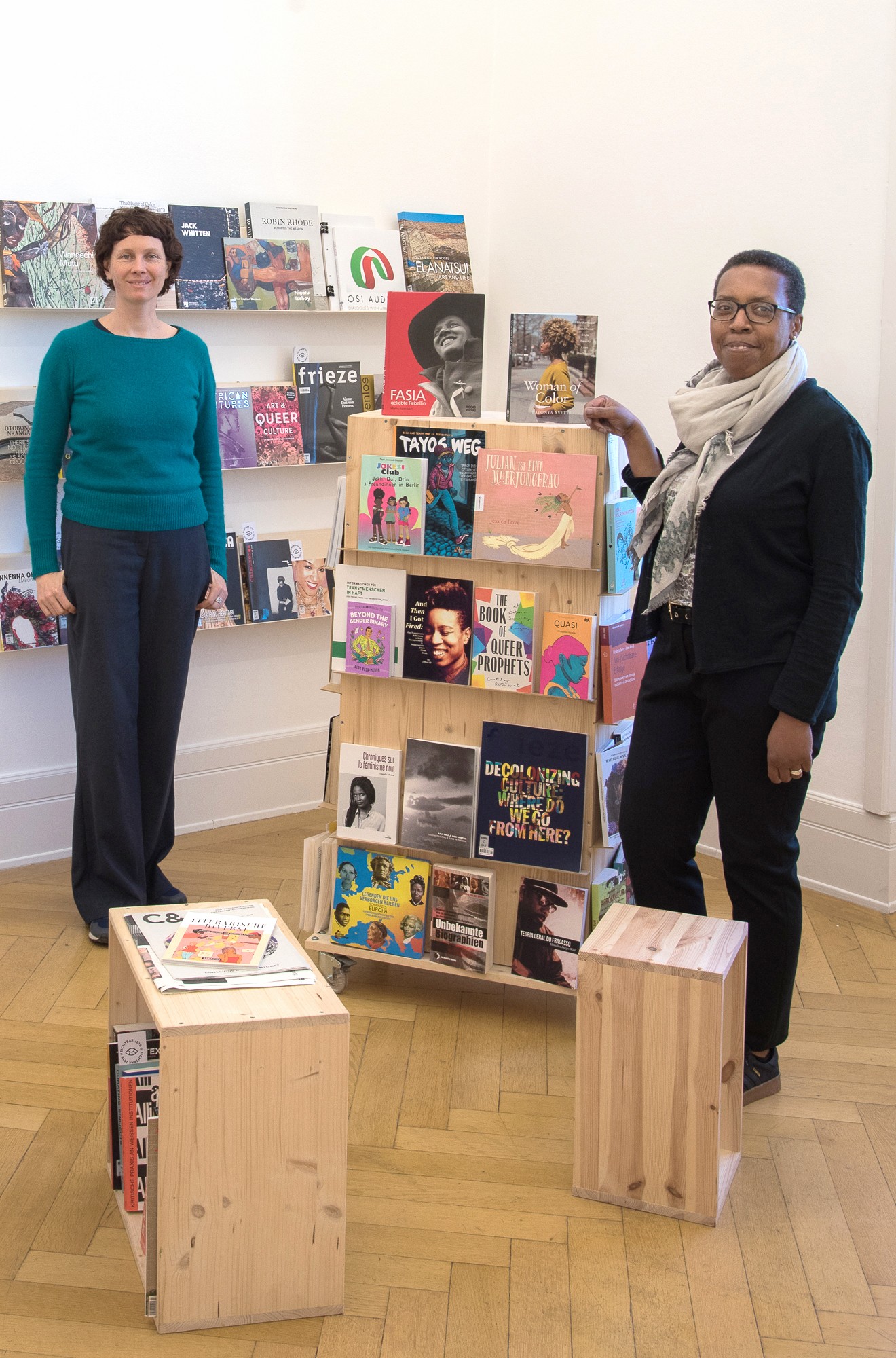 Stephanie Endter und Julia Albrecht (vlnr) in der Ausstellung „HIDDEN IN PLAIN SIGHT. Vom Unsichtbarmachen und Sichtbarwerden“