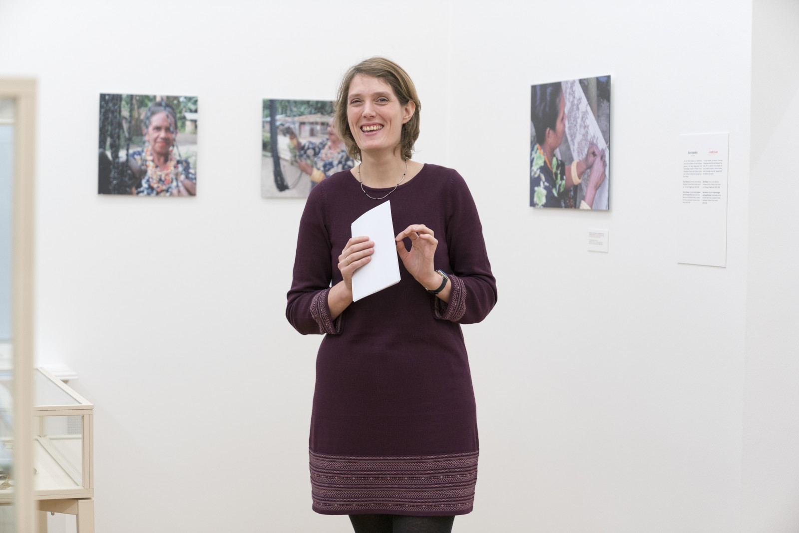 Vanessa von Gliszczynski in der Ausstellung DER ROTE FADEN, Weltkulturen Museum 2016