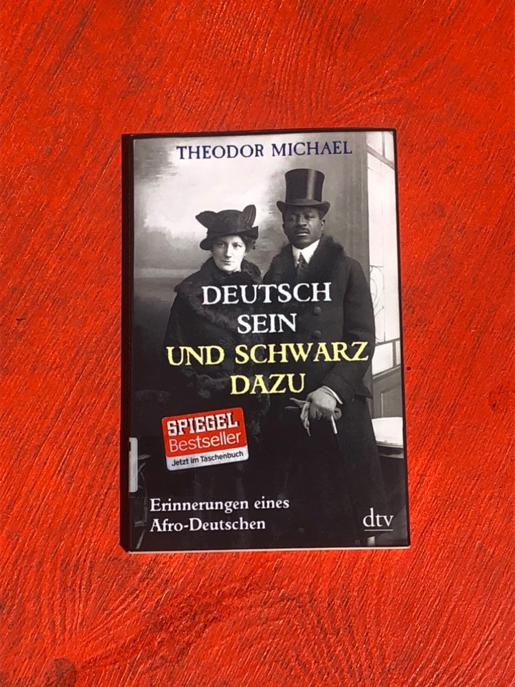 Der Leseclub im Weltkulturen Museum liest "Deutsch sein und schwarz dazu" von Theodor Michael