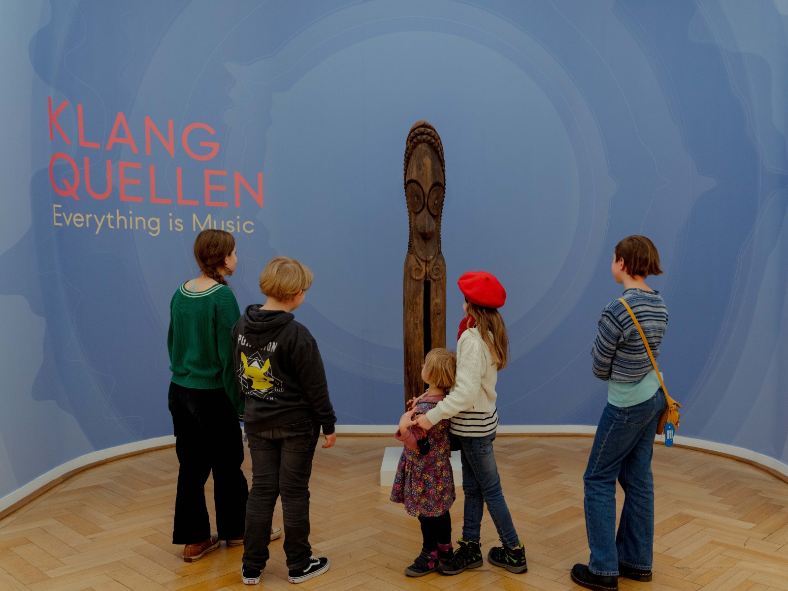 Kinder in der Ausstellung. Foto: Linda Deutsch