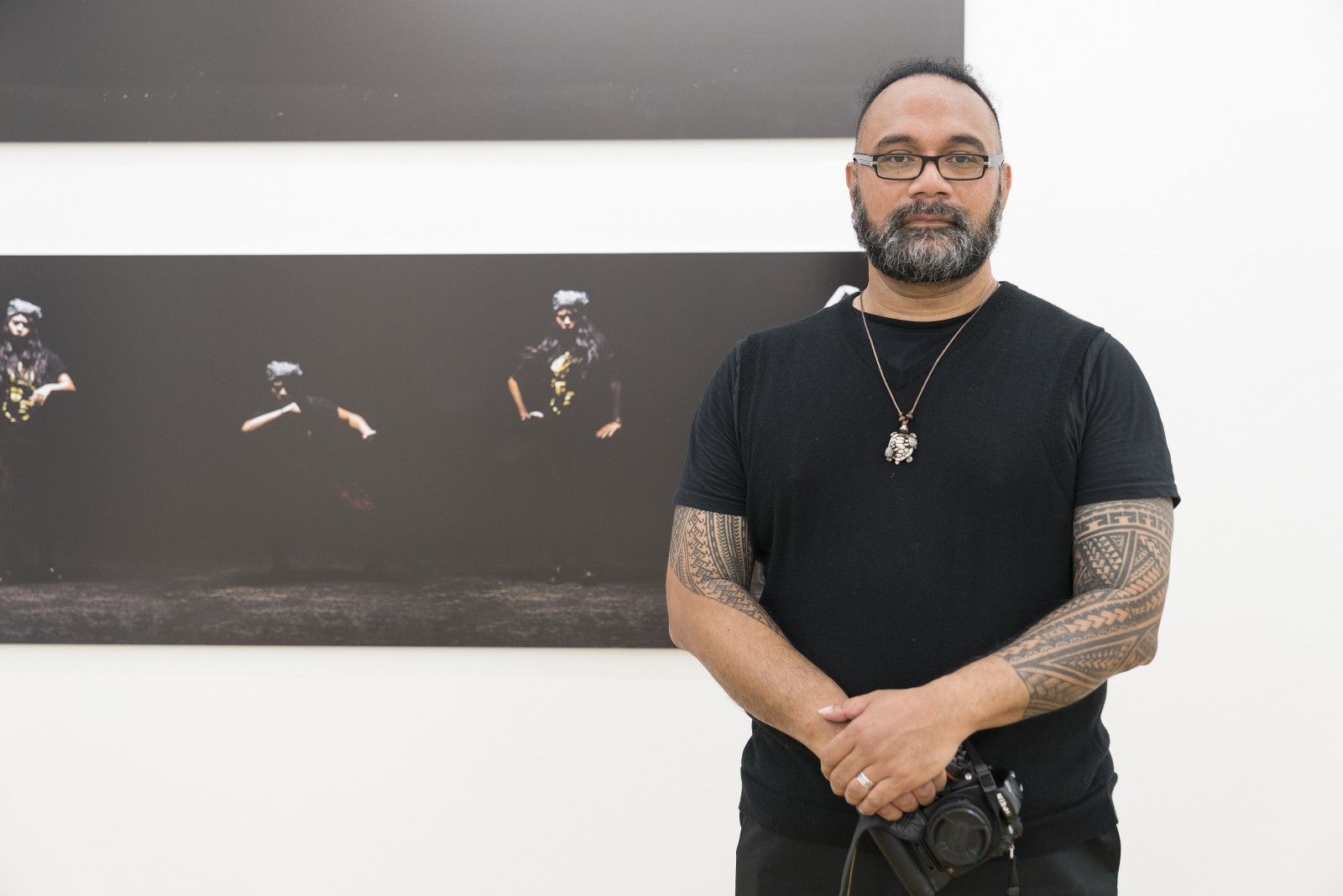 Raymong Sagapolutele vor seinen Werken „Siva Samoa“ und „Poly Swag“ in der Ausstellung GREY IS THE NEW PINK. Foto: Wolfgang Günzel 2018