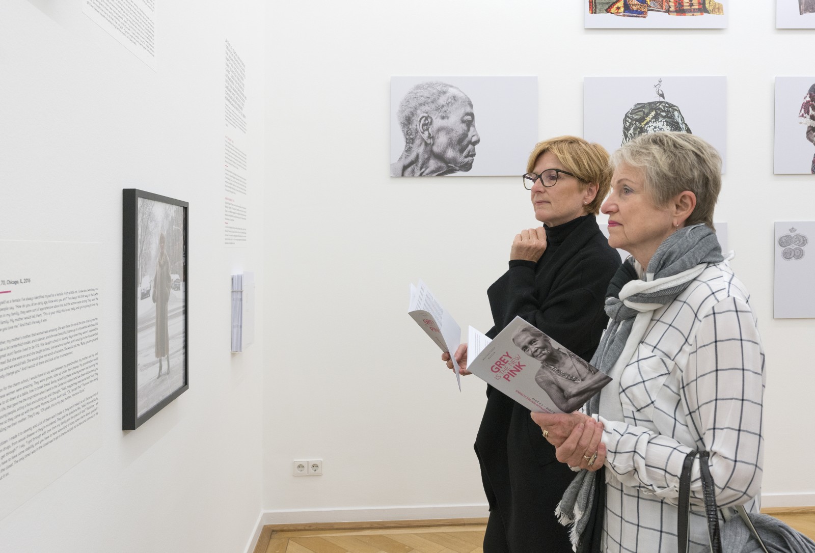 Besucherinnen in der Ausstellung GREY IS THE NEW PINK im Weltkulturen Museum. Foto: Wolfgang Günzel 2018