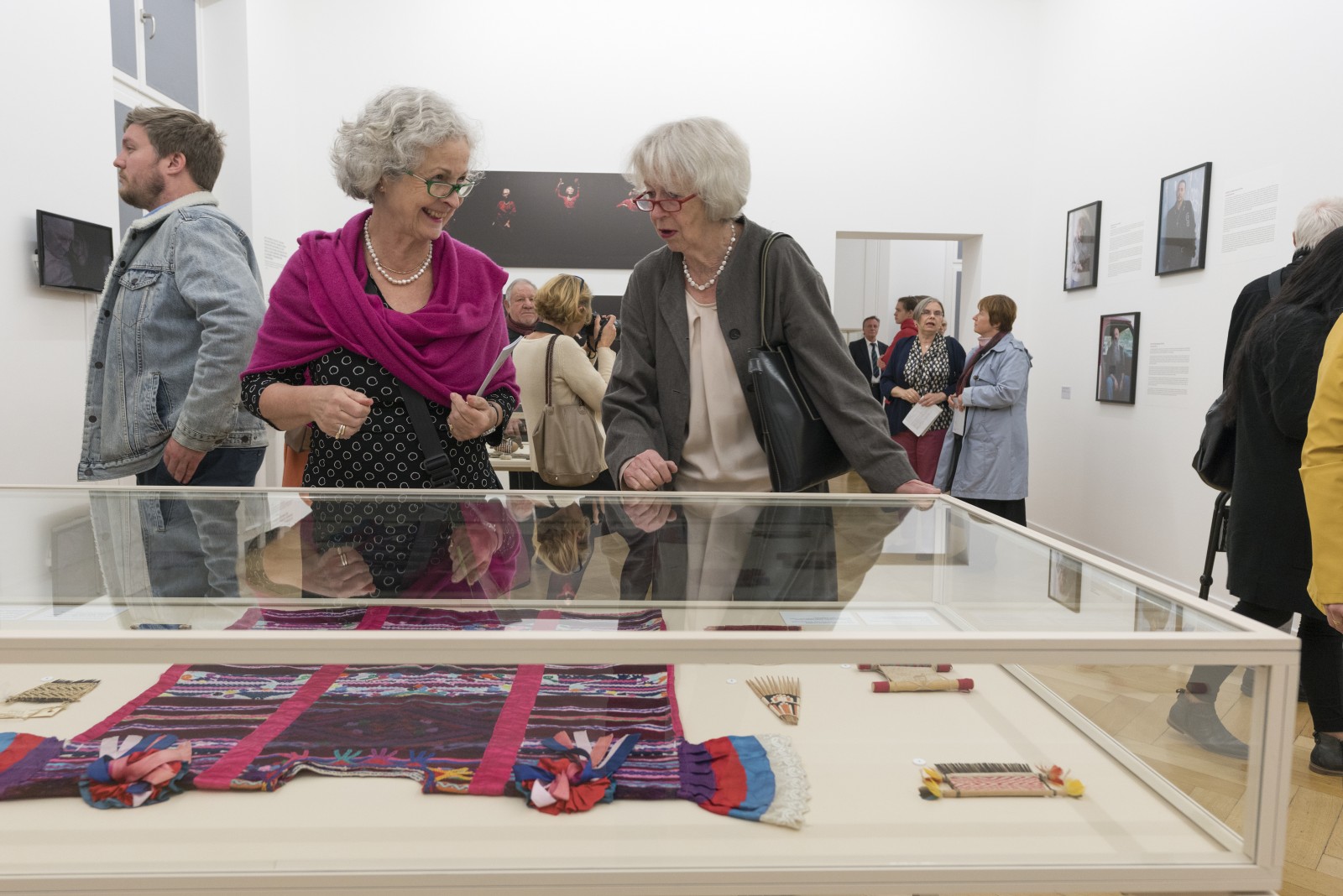 Besucherinnen in der Ausstellung GREY IS THE NEW PINK im Weltkulturen Museum. Foto: Wolfgang Günzel 2018