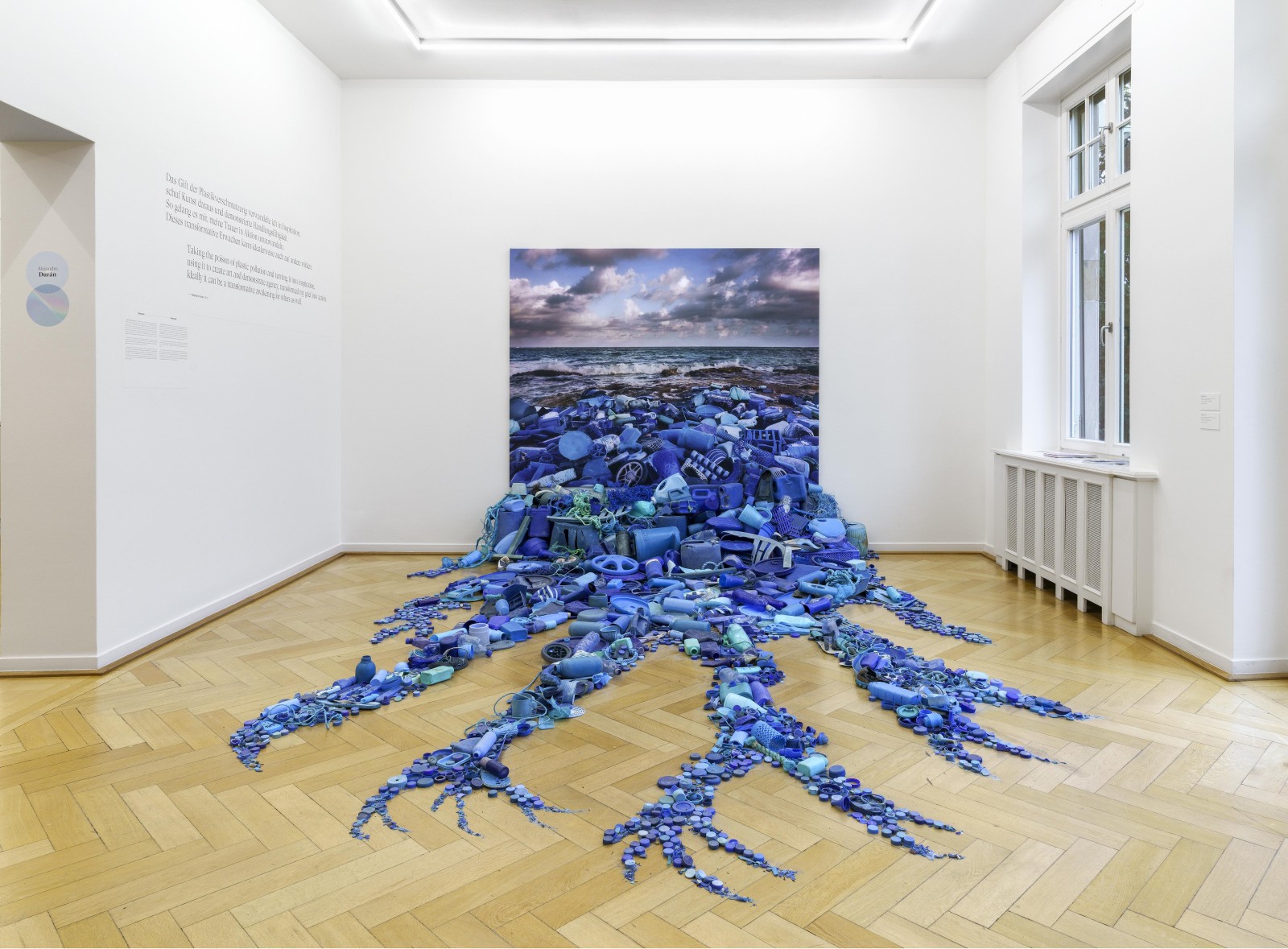 Alejandro Duran, „Washed Up: Transforming a Trashed Landscape". Ausstellungsansicht „healing. Leben im Gleichgewicht". Weltkulturen Museum. Foto Wolfgang Günzel