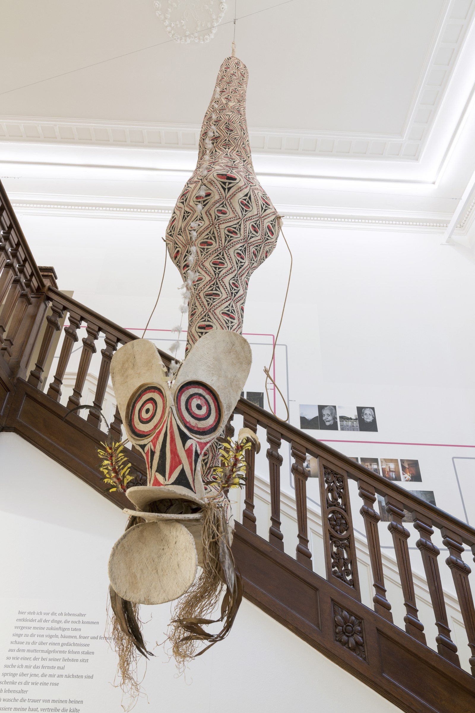 Ausstellungsansicht GREY IS THE NEW PINK mit Maske; Gesammelt von Volker Schneider; 1980-87; Melanesien; Holz, Rindenbaststoff, bemalt; Sammlung Weltkulturen Museum, Foto Wolfgang Günzel, 2018