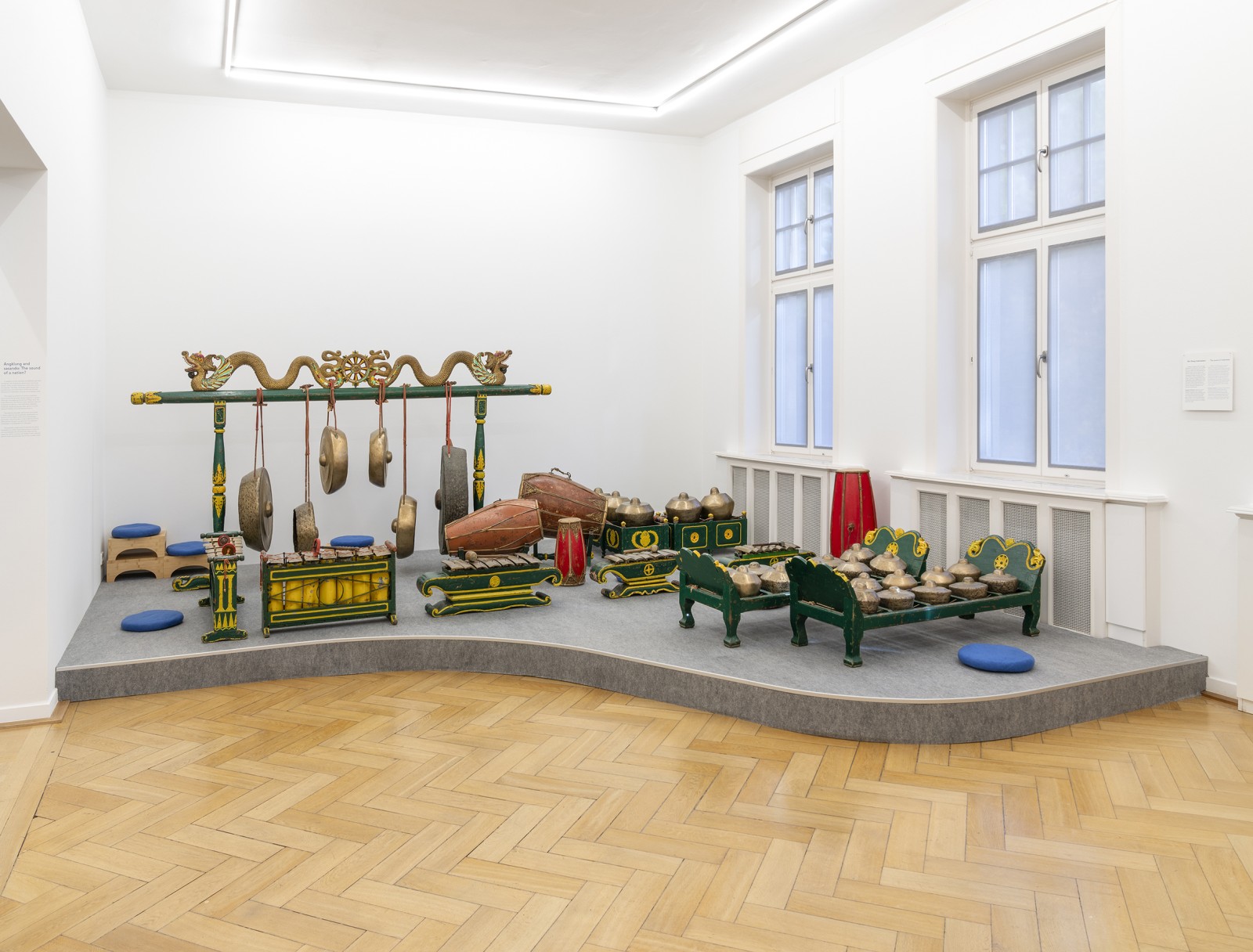 Ausstellungsansicht „Klangquellen. Everything is Music", Weltkulturen Museum. Foto: Wolfgang Günzel