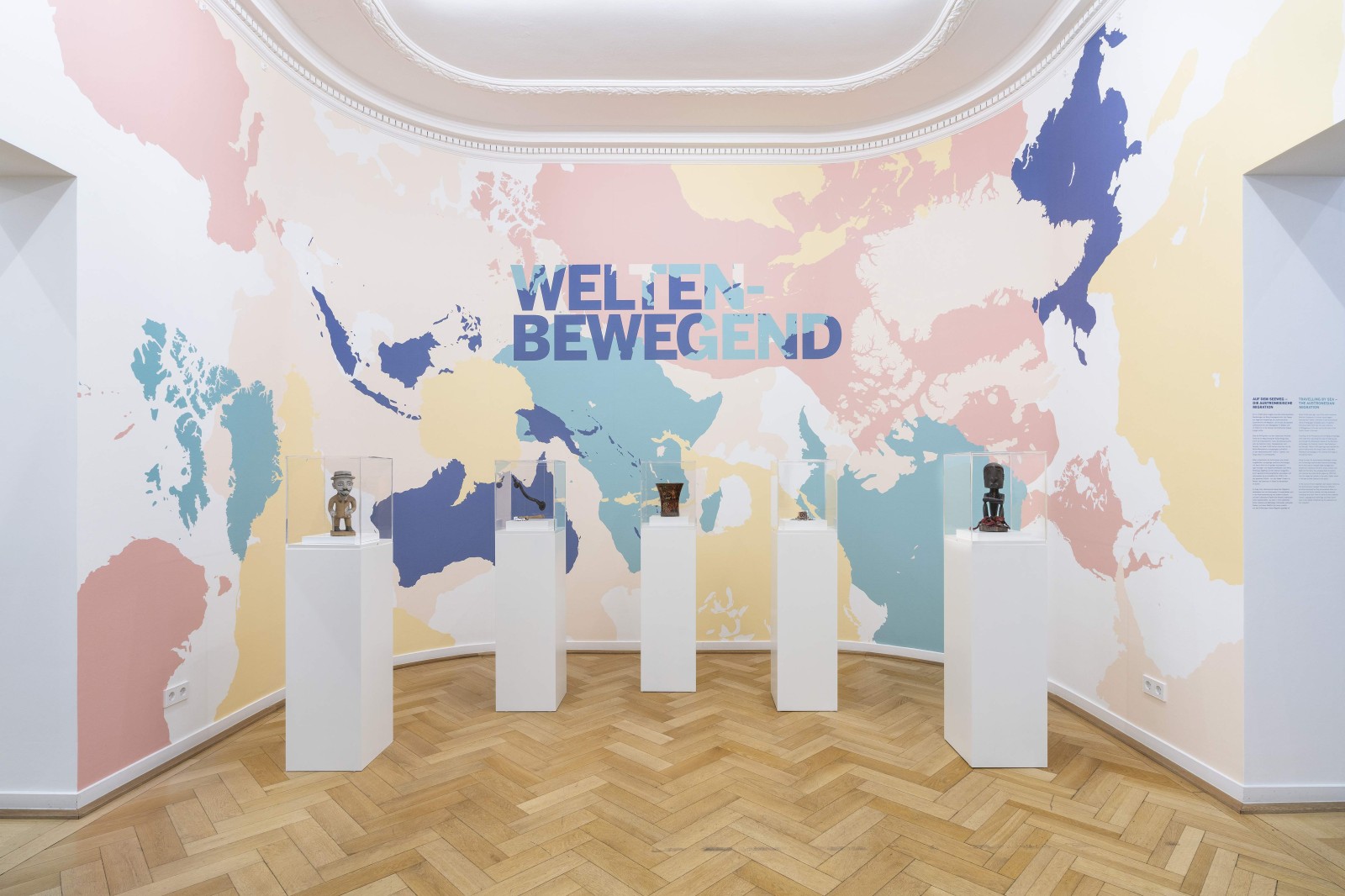 Ausstellungsansicht „WELTENBEWEGEND. Migration macht Geschichten“ im Weltkulturen Museum 2019. Foto: Wolfgang Günzel