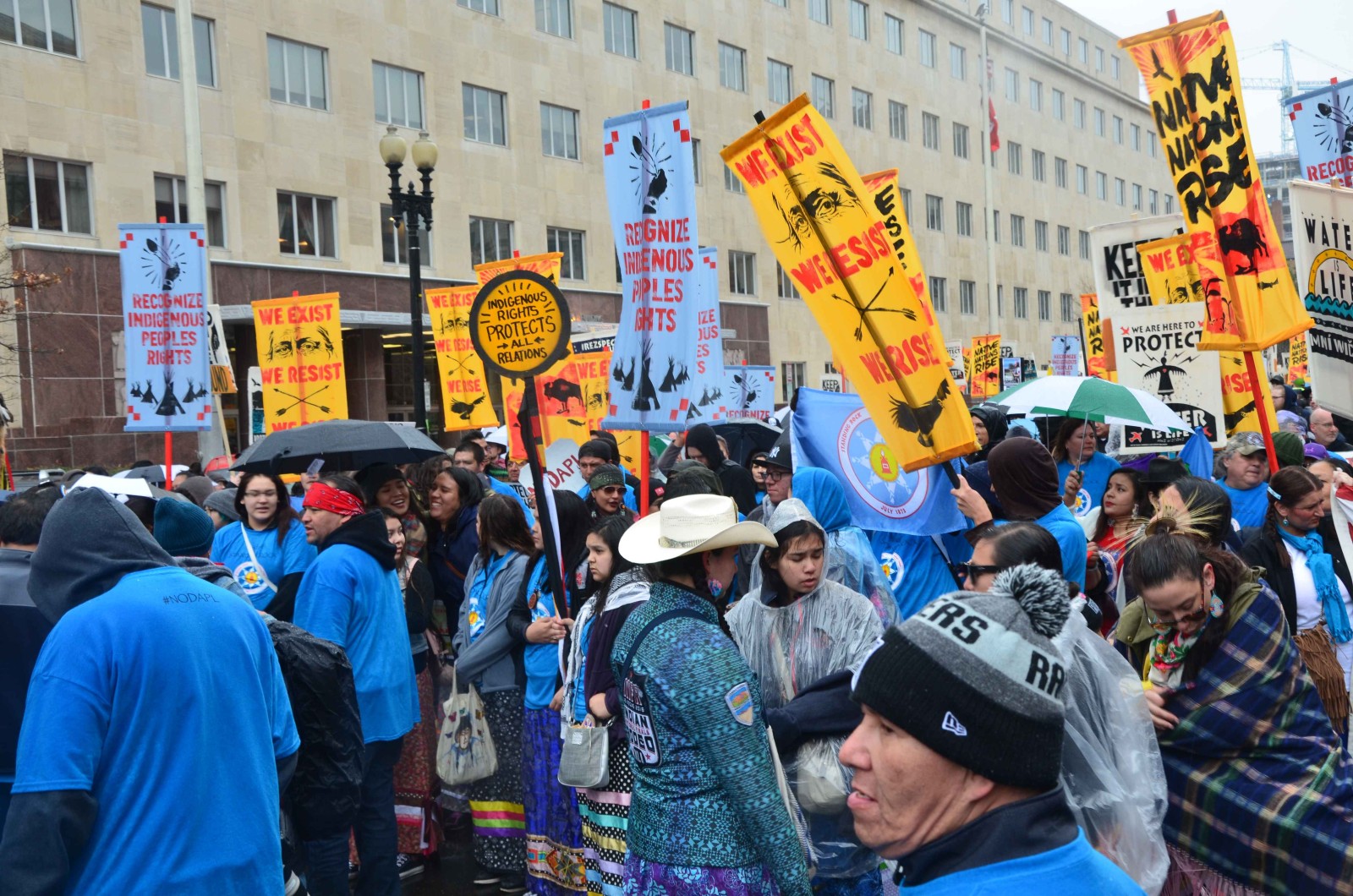 Banner und Protestschilder beim Native Nations Rise March in Washington D.C. Foto: Markus Lindner