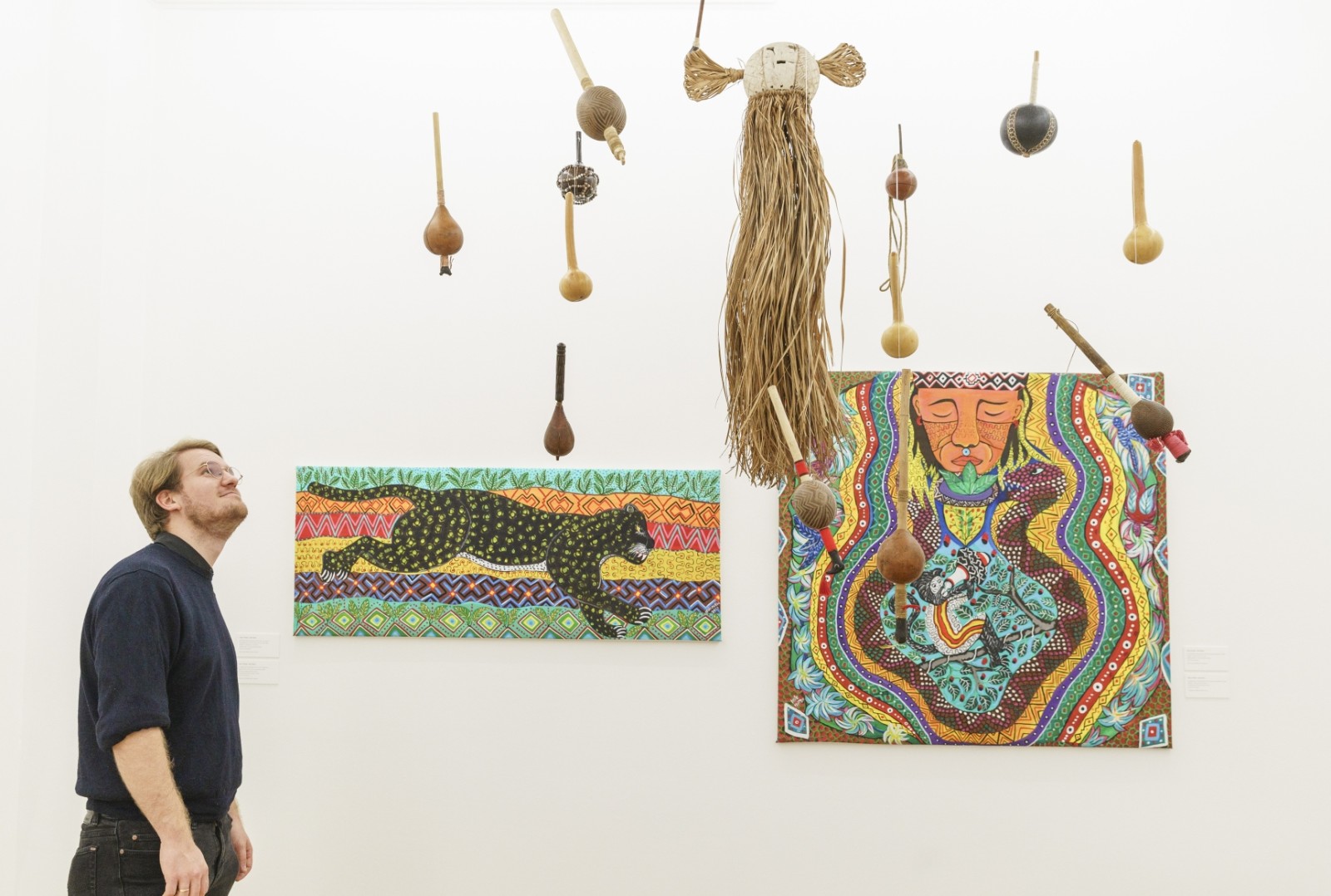 Besucher in der Ausstellung "healing. Leben im Gleichgewicht"