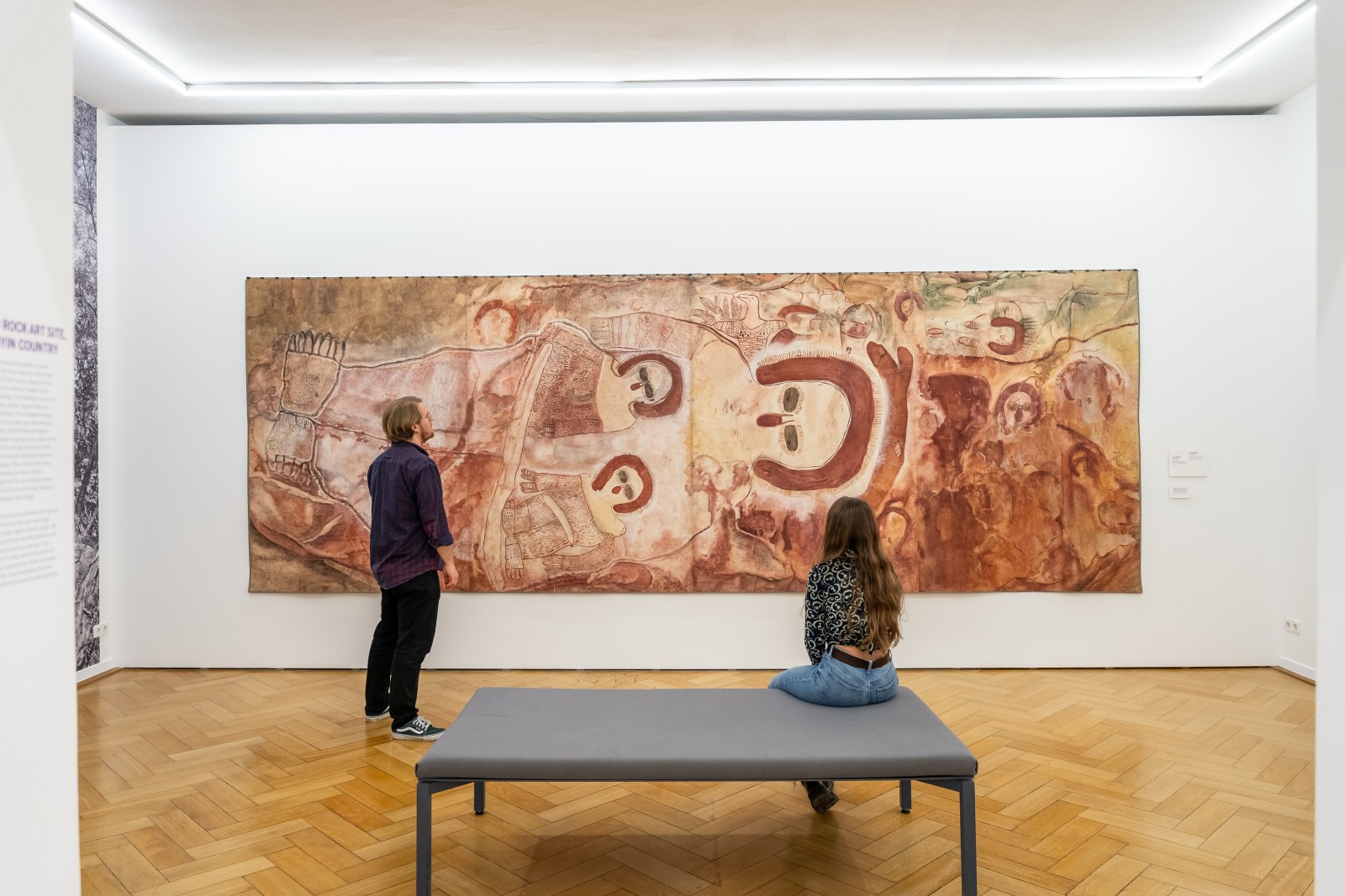 Besucher*innen in der Ausstellung "Country bin pull'em". Foto: Esra Klein