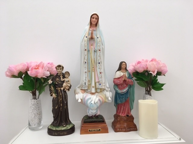 Der Altar in der portugiesischen Bäckerei Bela in Frankfurt gibt den Geschäftsleuten Schutz und Hoffnung. Foto: Weltkulturen Museum 2019