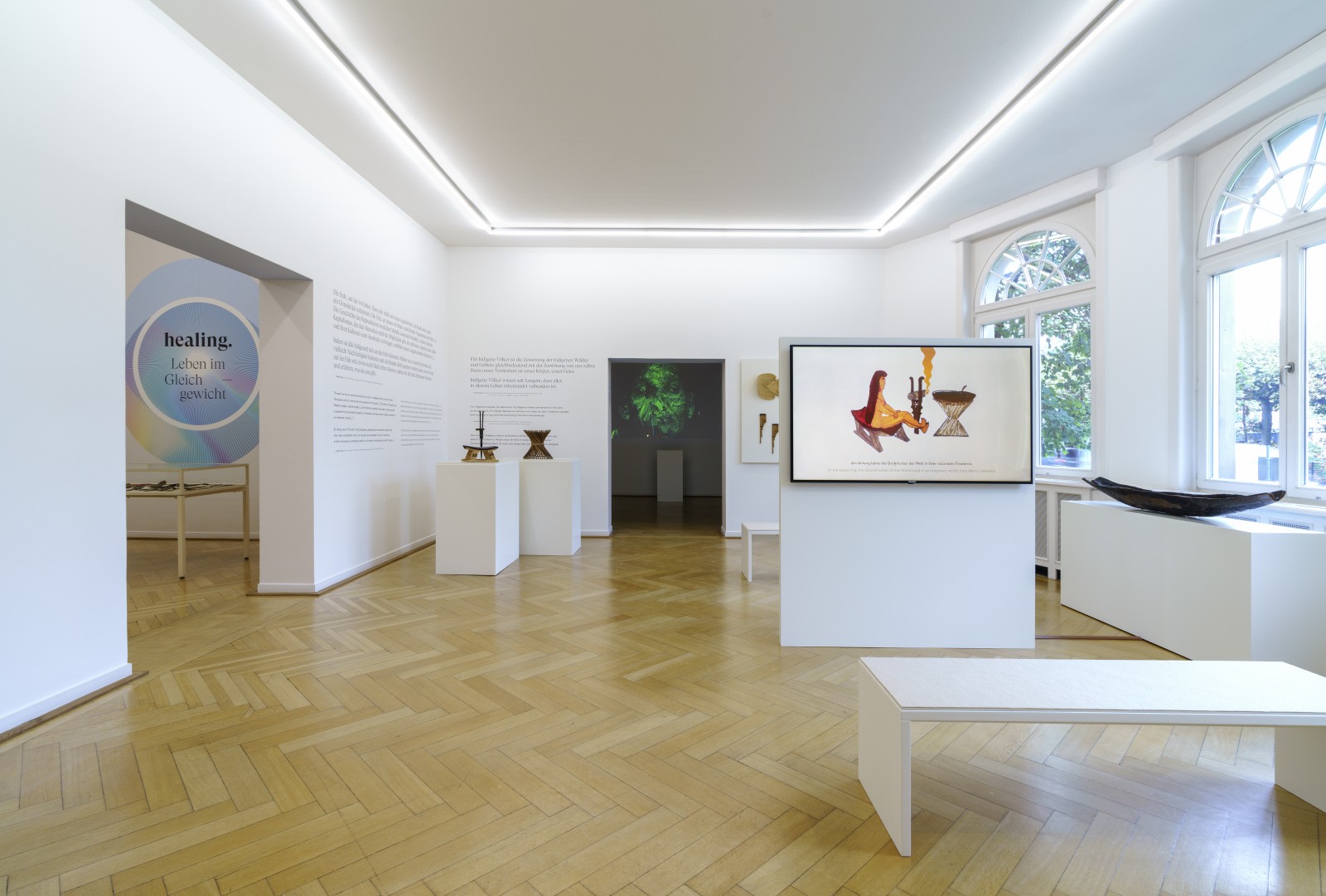 Ausstellungsansicht "healing. Leben im Gleichgewicht". Weltkulturen Museum 2022. Foto: Wolfgang Günzel