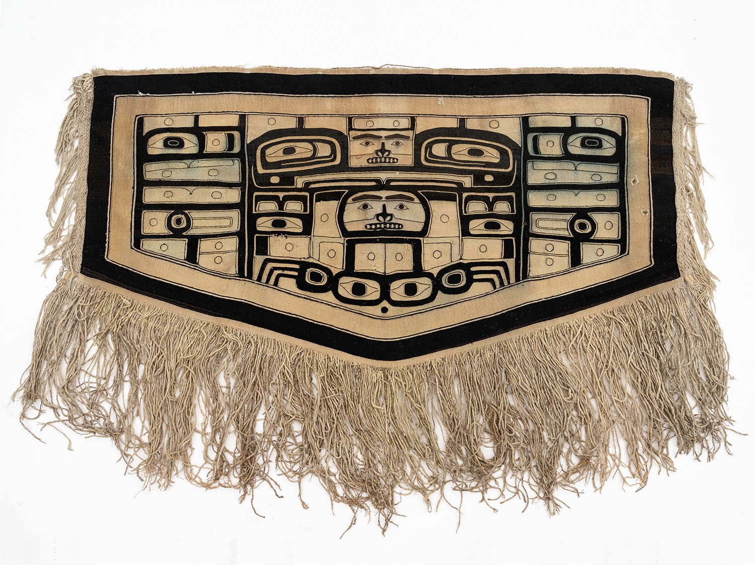 Chilkatdecke aus Schafwolle und Zedernbast, Tlingit, British Columbia, Kanada, gesammelt ca. 1963 durch Robert, L. Stolper, Sammlung Weltkulturen Museum. Foto: Wolfgang Günzel 2020