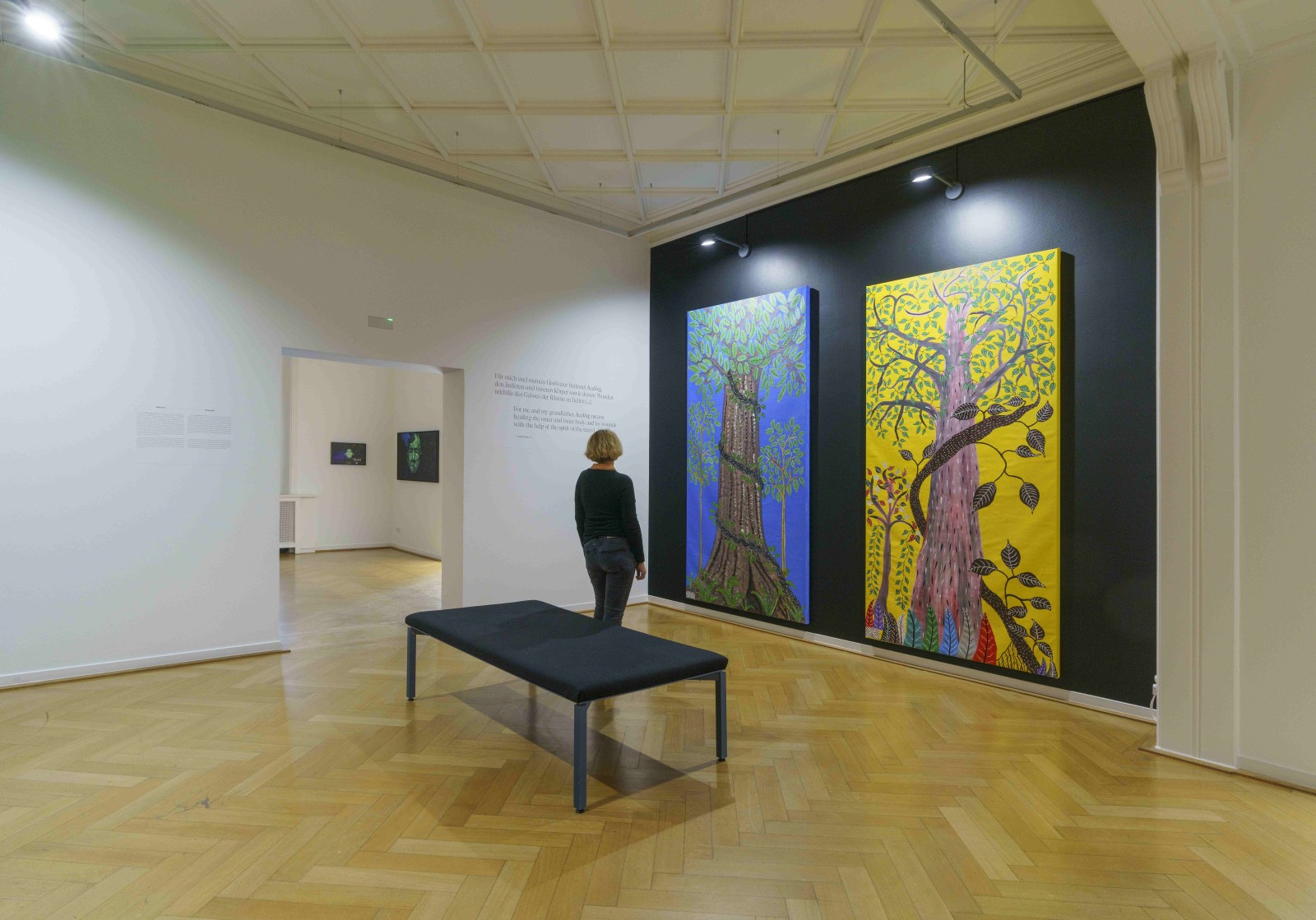 Besucherin in der Ausstellung "healing. Leben im Gleichgewicht". Weltkulturen Museum 2022. Foto: Wolfgang Günzel