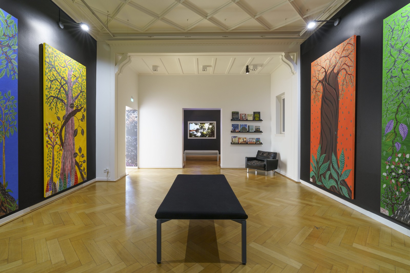 Ausstellungsansicht "healing. Leben im Gleichgewicht". Weltkulturen Museum 2022. Foto: Wolfgang Günzel