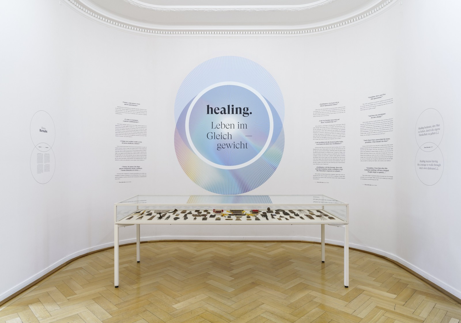 Ausstellungsansicht "healing. Leben im Gleichgewicht". Weltkulturen Museum 2022. Foto: Wolfgang Günzel