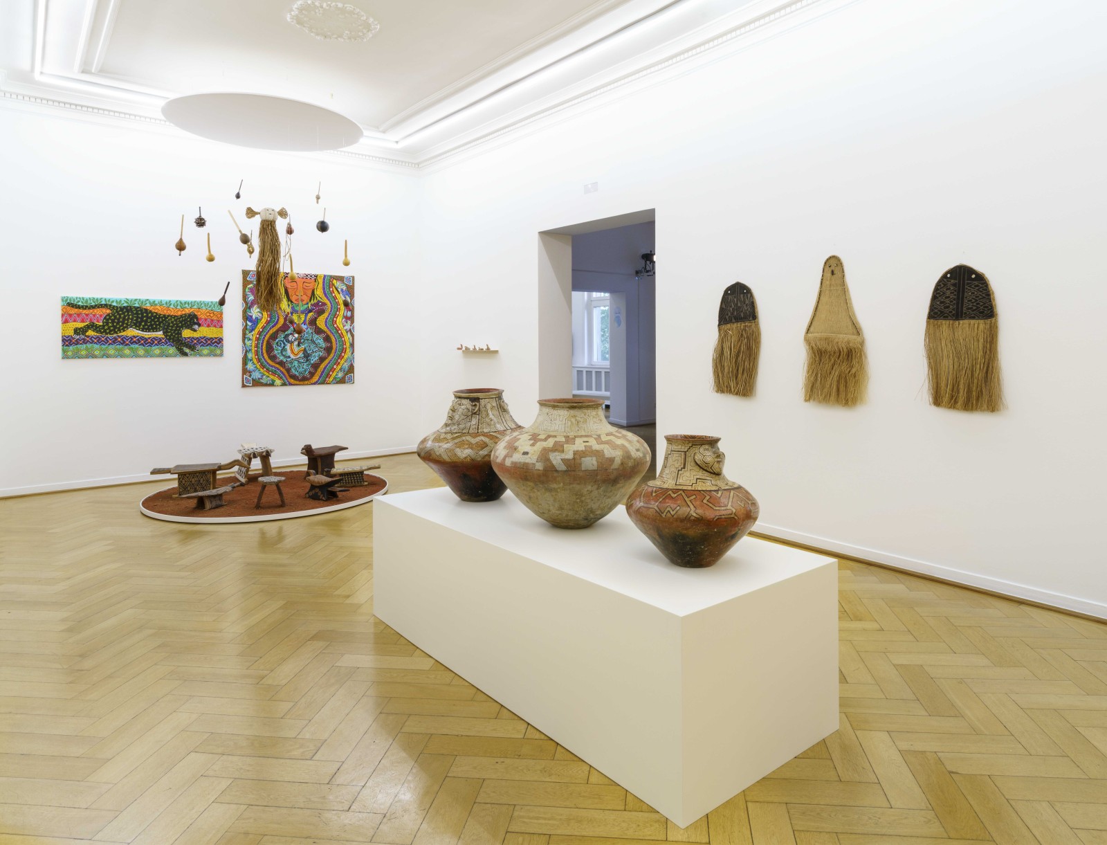 Ausstellungsansicht "healing. Leben im Gleichgewicht". Weltkulturen Museum 2022. Foto: Wolfgang Günzel