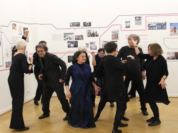 Proben des Tanzklub Ü60 in der Ausstellung GREY IS THE NEW PINK im Weltkulturen Museum. Foto: Weltkulturen Museum  2019