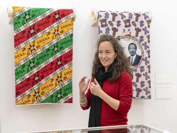 Julia Friedel in der Ausstellung WELTENBEWEGEND. Foto: Wolfgang Günzel 2019