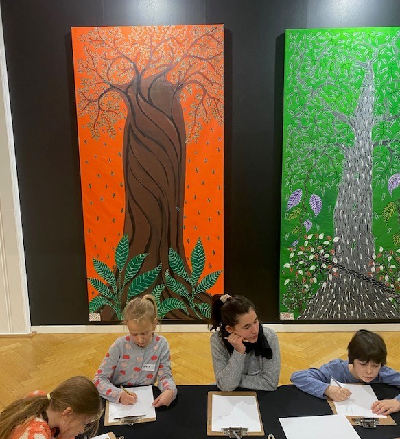 Kinder in der Ausstellung „healing. Leben im Gleichgewicht“. Foto: Weltkulturen Museum