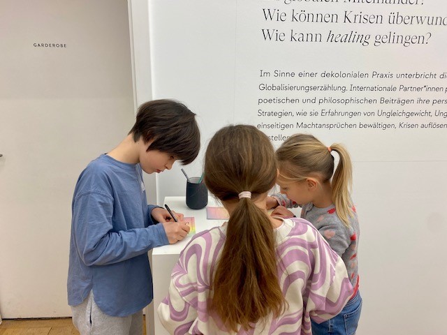 Kinder in der Ausstellung „healing. Leben im Gleichgewicht“. Foto: Weltkulturen Museum