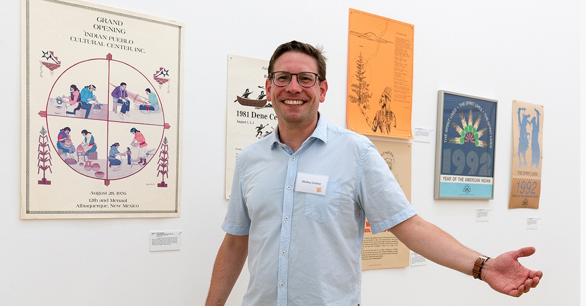 Markus Lindner in der Ausstellung „PLAKATIERT! Reflexionen des indigenen Nordamerika“. Foto: Wolfgang Günzel 2019