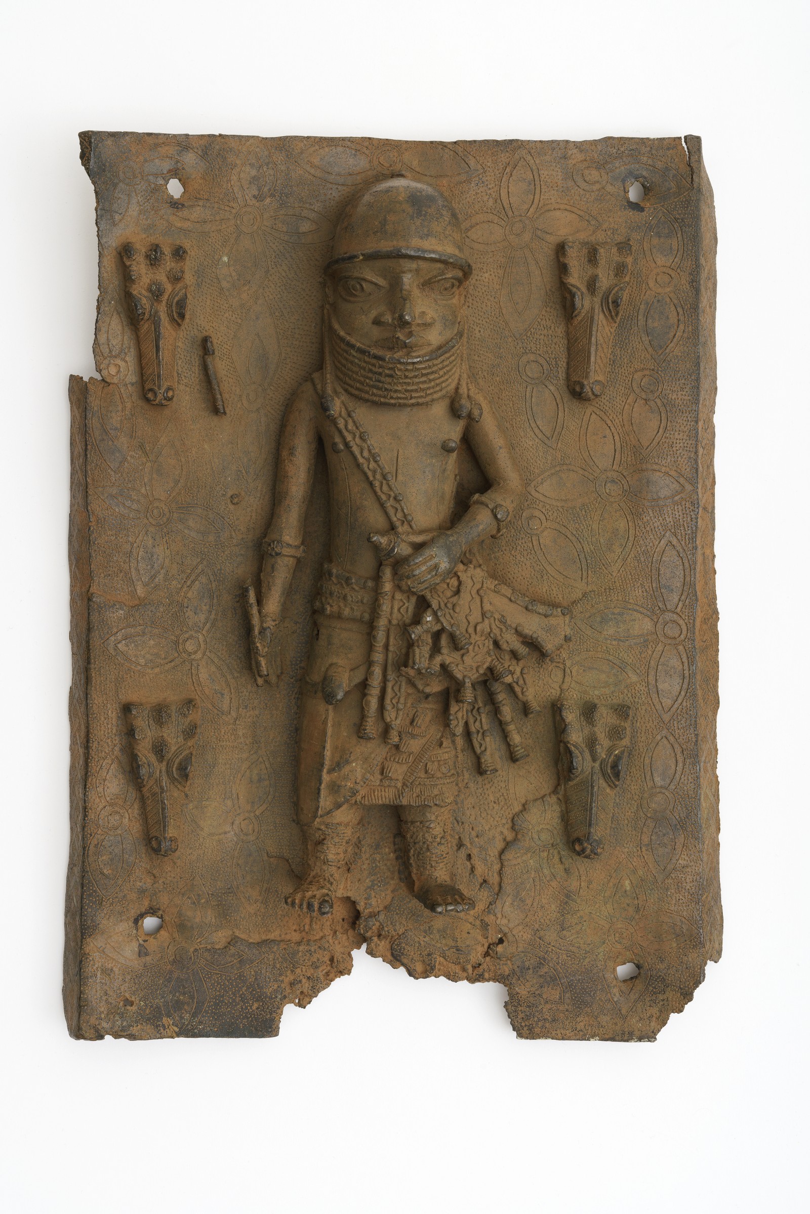 Platte. Benin Reich, Nigeria. 48 cm. Vorbesitzer Ernst Lippert. Sammlung Weltkulturen Museum. Foto Wolfgang Günzel