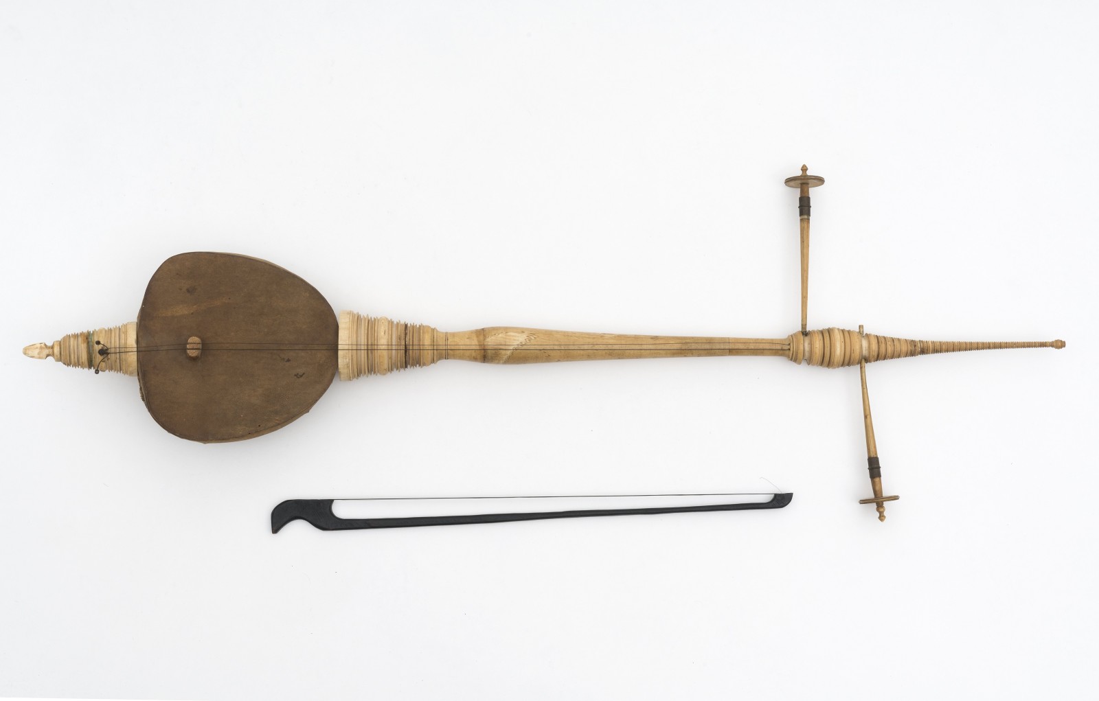 Rebab mit Bogen. Java, Indonesien. Elfenbein, Tierhaut, Holz, Baumwolle, Eisen. Schenkung von Katja und Frank Rühl, 2007. Sammlung Weltkulturen Museum.