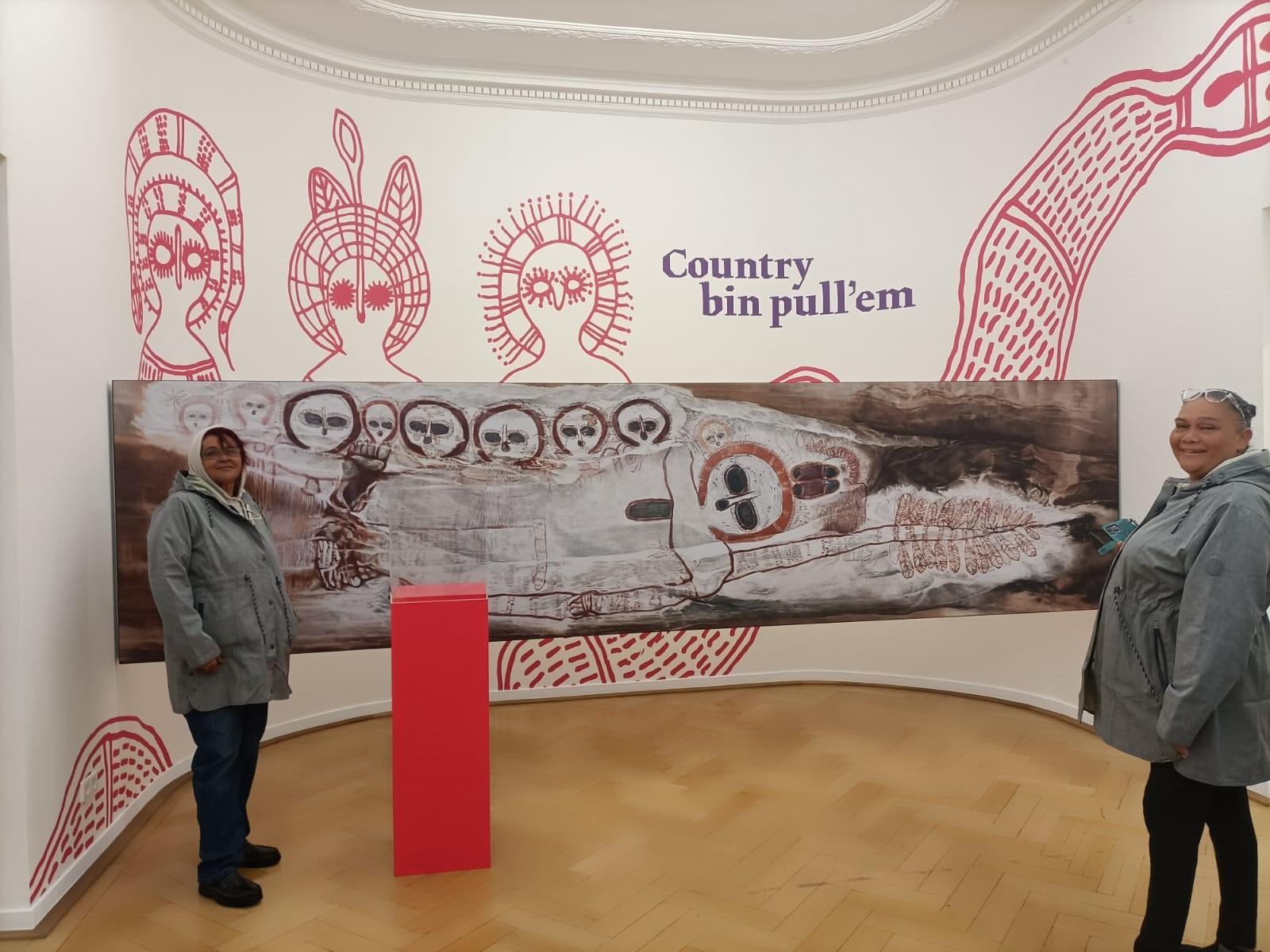Rona Gungnunda Charles (Ngarinyin-Älteste, Künstlerin und Kulturreferentin W.A.C.) und Leah Umbagai (Woddordda Traditional Owner und Künstlerin)