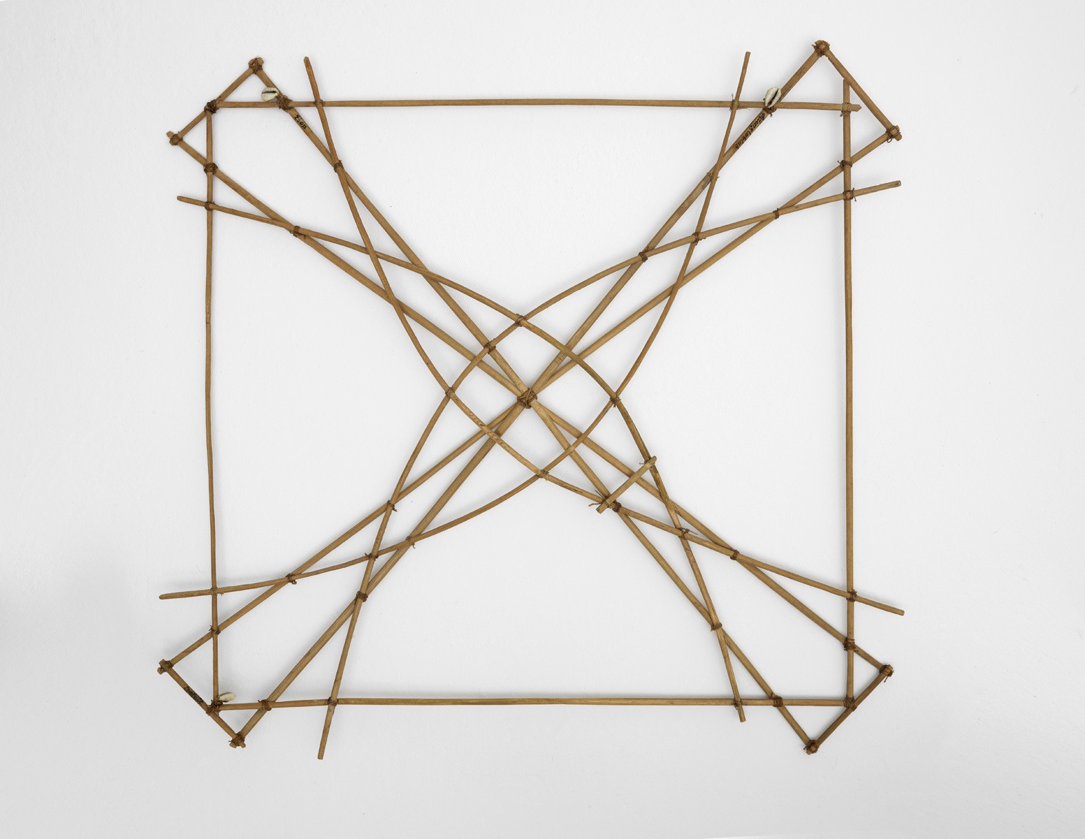 Stabkarte, Marshall Inseln, Mikronesien, Kokosblattrippen, Seeschnecken, Sammlung Weltkulturen Museum. Foto: Wolfgang Günzel 2019