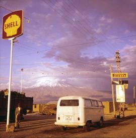 VW-Bus von Milli Bau, Im Hintergrund der Ararat-Berg, Ostanatolien, Türkei, Diapositiv. Foto: Milli Bau 1956