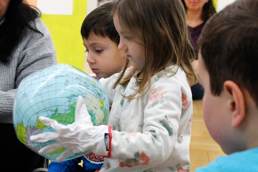 Workshop für Kinder in der Ausstellung. Foto: Weltkulturen Museum