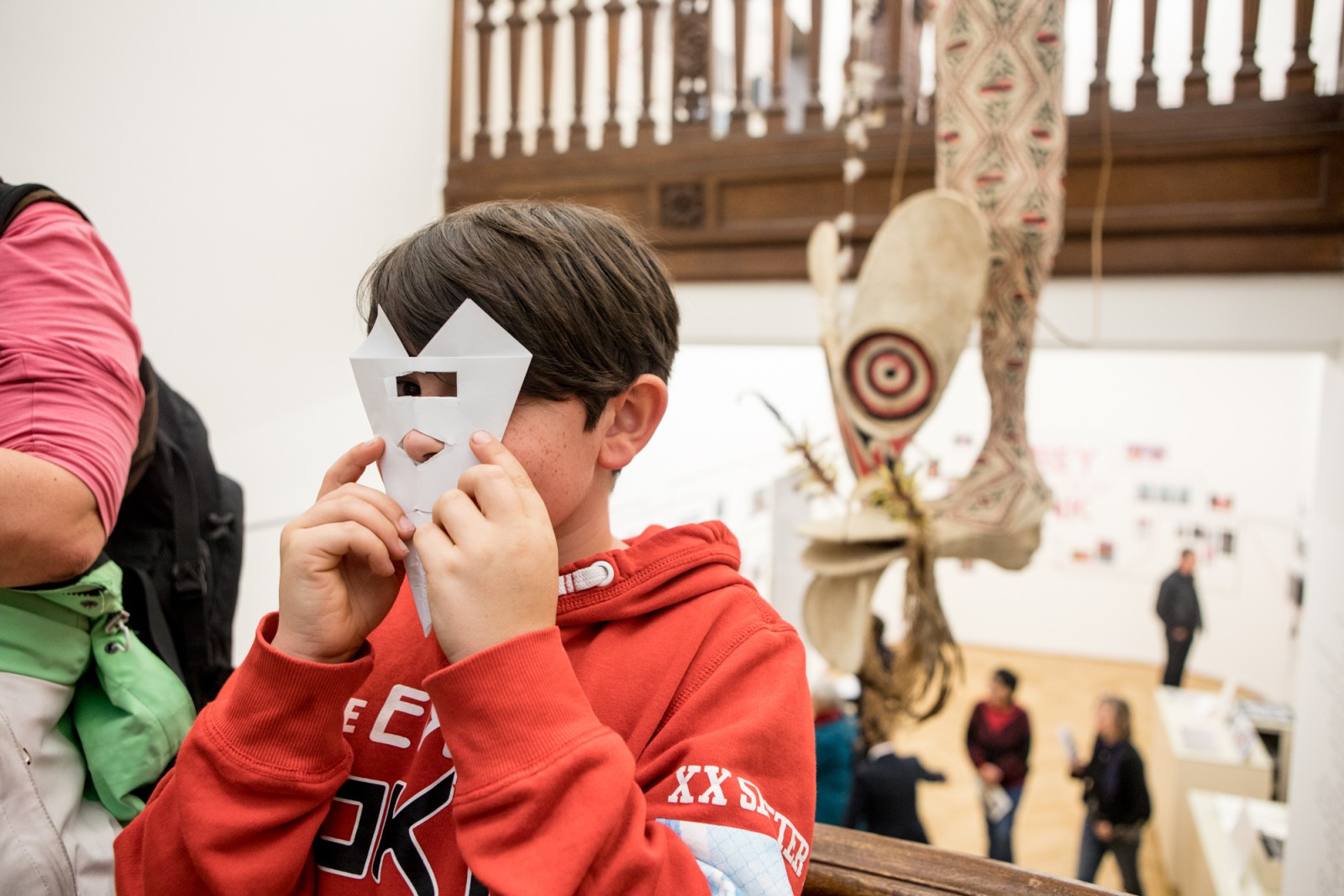 Workshop in der Ausstellung GREY IS THE NEW PINK at the Weltkulturen Museum. Photo: Salar Baygan 2018