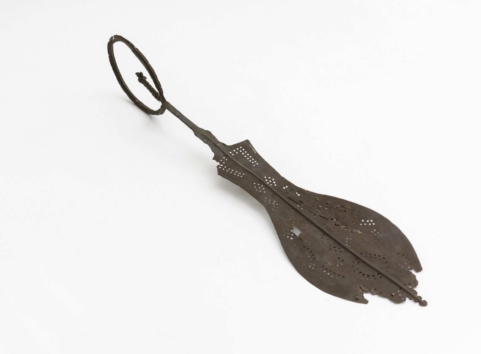 Zeremonialschwert ‚eben‘. Benin Reich, Nigeria. 97 cm. Vorbesitzer William Ockelford Oldman. Sammlung Weltkulturen Museum. Foto Wolfgang Günzel