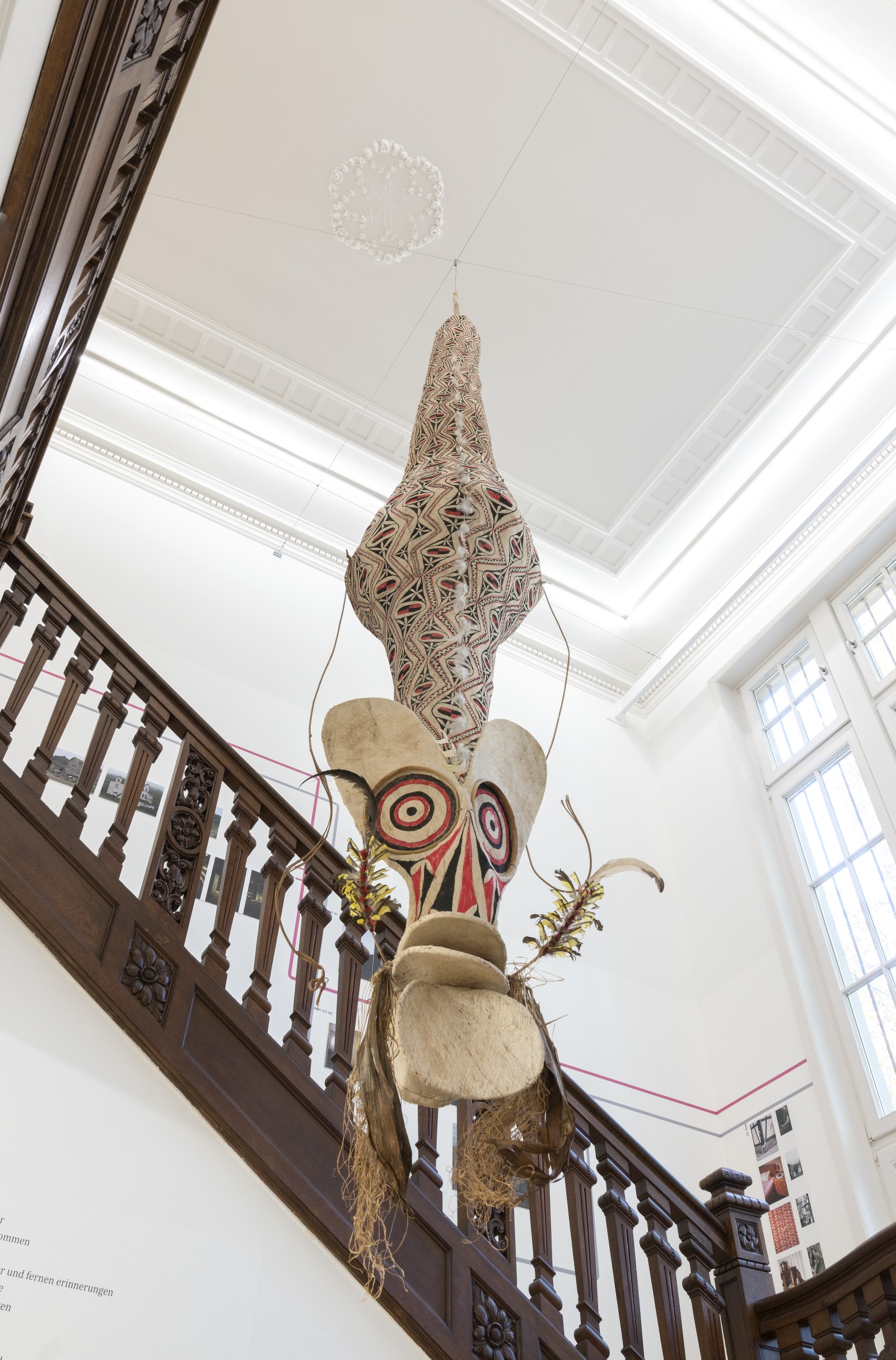 Ausstellungsansicht GREY IS THE NEW PINK mit Maske; Gesammelt von Volker Schneider; 1980-87; Melanesien; Holz, Rindenbaststoff, bemalt; Sammlung Weltkulturen Museum, Foto Wolfgang Günzel, 2018