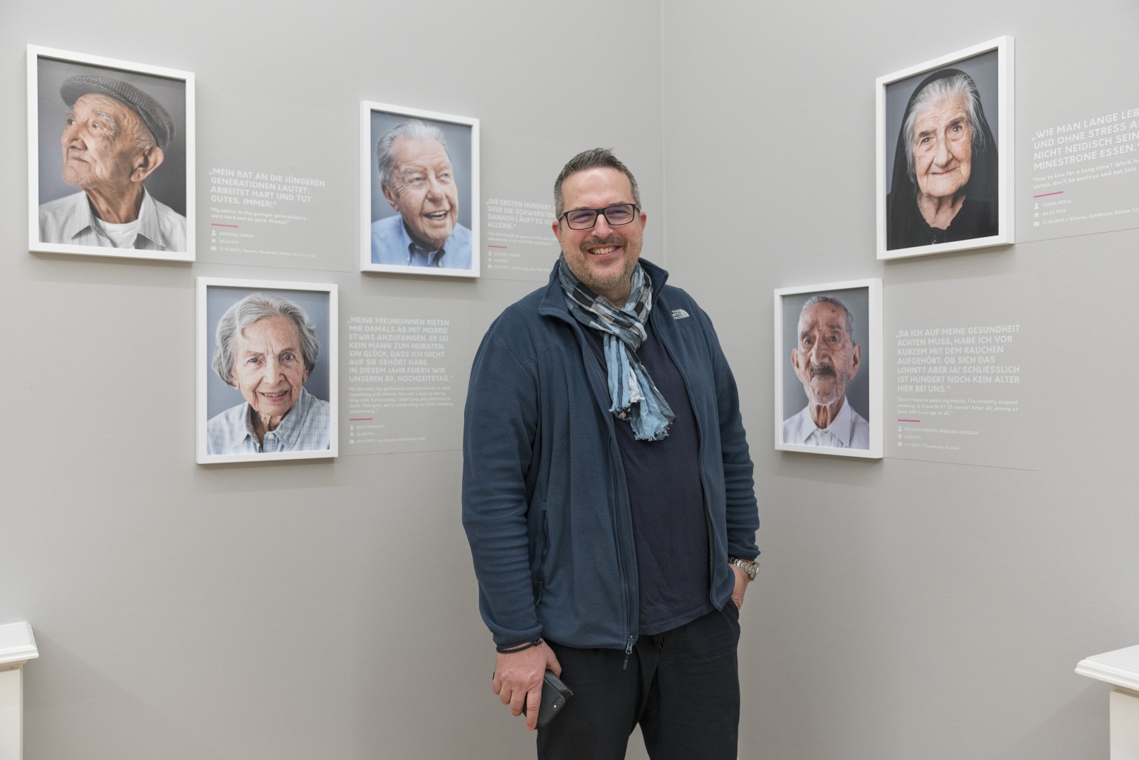 Karsten Thormaehlen in der Ausstellung GREY IS THE NEW PINK im Weltkulturen Museum. Foto: Wolfgang Günzel 2018