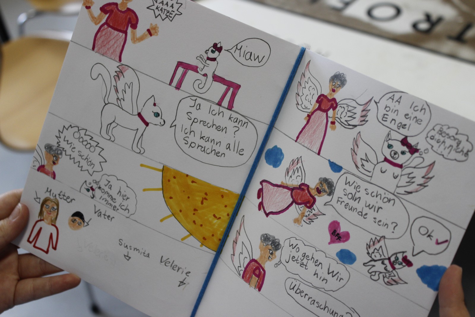 Kinder zeichnen Comics im Weltkulturen Museum. Foto: Nadine Müller