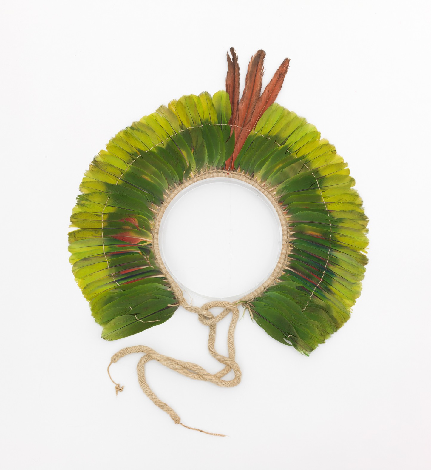 Federkopfschmuck. Kayapó-Xikrin, Amazonien, Brasilien. Gesammelt 1988. Sammlung Weltkulturen Museum. Foto: Wolfgang Günzel.