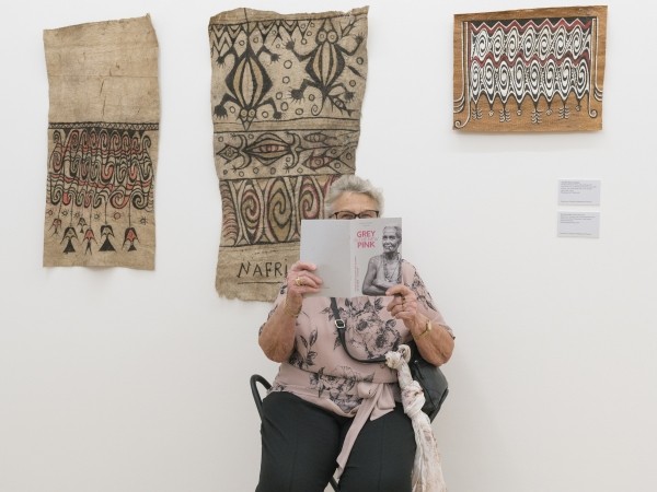 Besucherin in der Ausstellung GREY IS THE NEW PINK im Weltkulturen Museum 2018