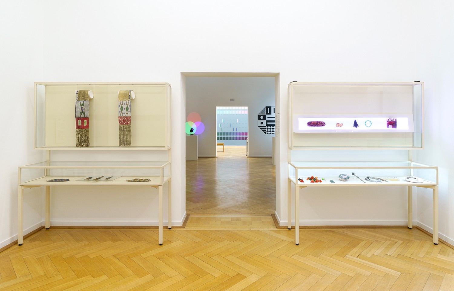 Ausstellungsansicht „GRÜNER HIMMEL, BLAUES GRAS. Farben ordnen Welten“. Weltkulturen Museum 2021. Foto: Wolfgang Günzel