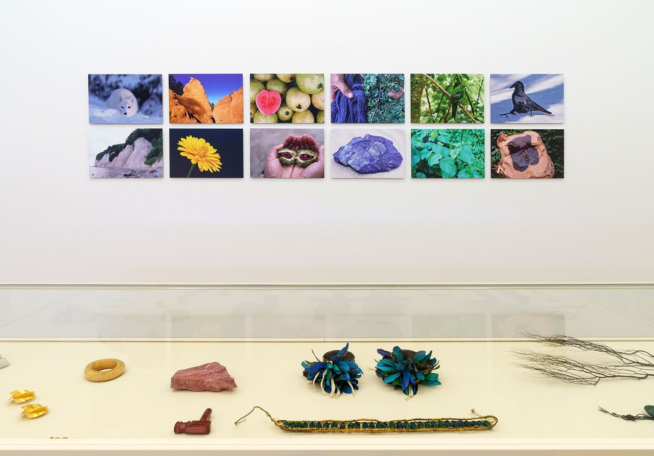 Ausstellungsansicht „GRÜNER HIMMEL, BLAUES GRAS. Farben ordnen Welten“, Weltkulturen Museum 2021, Foto: Wolfgang Günzel