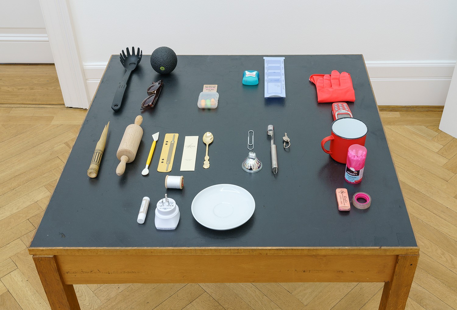 Ausstellungsansicht  „HIDDEN IN PLAIN SIGHT. Vom Unsichtbarmachen und Sichtbarwerden“, Weltkulturen Museum 2021, Foto: Wolfgang Günzel