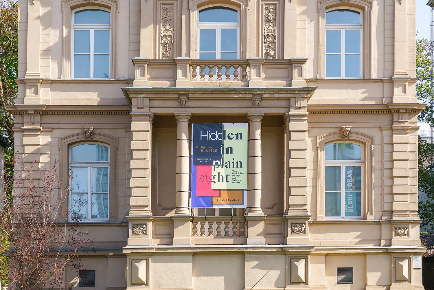 Ausstellungsansicht  „HIDDEN IN PLAIN SIGHT. Vom Unsichtbarmachen und Sichtbarwerden“, Weltkulturen Museum 2021, Foto: Wolfgang Günzel